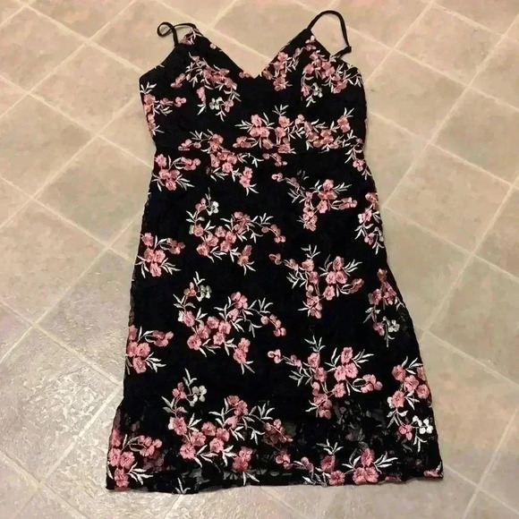 Lulus - Picture 2 of 5